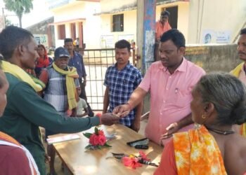 काँग्रेस अहेरी विधानसभा क्षेत्राचे समन्वयक अजय कंकडालवार यांनी तोर्रेम कुटुंबाचे सांत्वन पर भेट व तेरवी कार्यक्रमाला आर्थिक मदत.