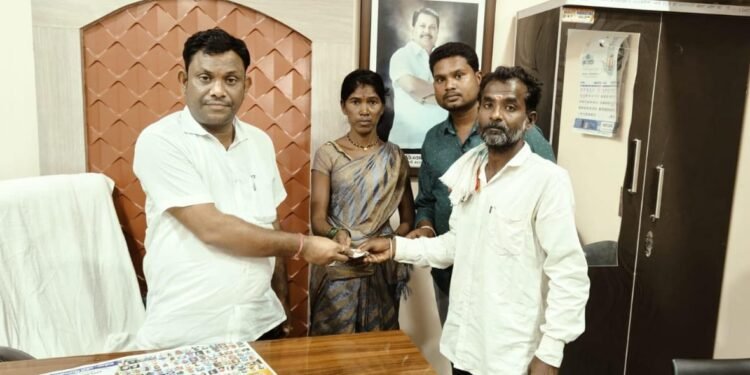 त्या*त्या अपघातग्रस्ताला काँग्रेस नेते कंकडालवारांनी केली औषध उपचारासाठी आर्थिक मदत.