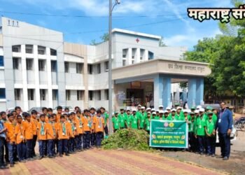 आदर्श शाळेतील राष्ट्रीय हरित सेना, इको क्लब, स्काऊट्स -गाईड्स व नैसर्गिक पर्यावरण विकास संस्थेतर्फे स्वच्छता मोहीम.