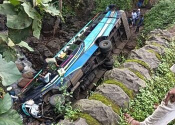 मेळघाट येथे खासगी ट्रॅव्हल्स नाल्यात पलटल्याने भीषण अपघात, 6 शिक्षकांसह 12 जणांचा दुर्दैवी मृत्यू.