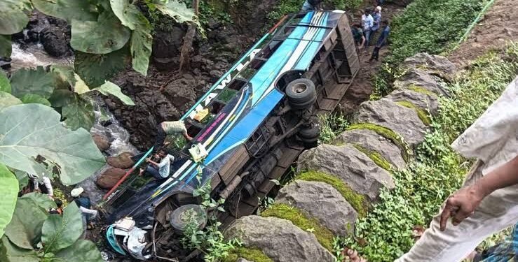 मेळघाट येथे खासगी ट्रॅव्हल्स नाल्यात पलटल्याने भीषण अपघात, 6 शिक्षकांसह 12 जणांचा दुर्दैवी मृत्यू.