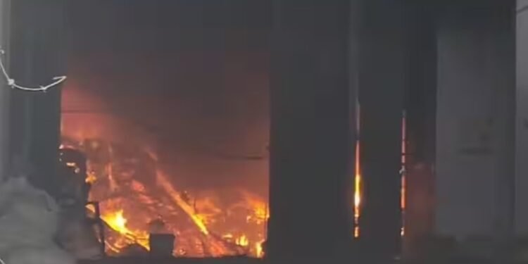 चेंबूर: येथे इमारतीला लागलेल्या भीषण आगीत 7 जणांचा होरपळून मृत्यू, दोन बालकाच्या ही समावेश.