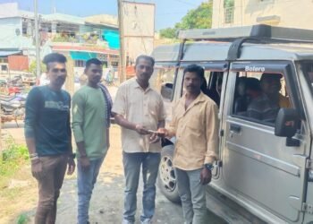 माजी जि.प.अध्यक्ष अजय कंकडालवार यांचा कडून गाडीची व्यवस्था व औषध उपचारासाठी आर्थिक मदत