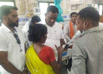 *काँग्रेस अहेरी विधानसभा क्षेत्राचे समन्वयक अजय कंकडालवार यांचा कडून सिकल सेल रुग्णाला आर्थिक मदत…!* मधुकर गोंगले, गडचिरोली जिल्हा प्रतिनिधी. मो. नं. 9420751809. अहेरी : तालुक्यातील महागाव येथील कु.माला पोच्या दुर्गे ( वय 17 )वर्षे सिकेल सेल बिमारीने खूपच त्याबेत बघडले आहे.माल्ला दुर्गेची आई उपचारासाठी त्यांना अहेरी उपजिल्हा रुग्णालयत भर्ती करण्यात आली.सदर विषय नागरिक व कार्यकर्त्यांकडून अजय कंकडालवार यांना माहिती सांगतच उपजिल्हा रुग्णालय येथे जाऊन डॉ.पेंदाम साहेबांन कडून त्यांच्या त्याबत बाबत जाणून घेतले.त्यावेळी दुर्गे यांचे नातेवाईकांनी त्यांचा आर्थिक अडचण बाबत सांगितले.काँग्रेस अहेरी विधानसभा क्षेत्राचे समन्वयक व माजी जि.प.अध्यक्ष तथा अहेरी बाजार समितीचे संचालक अजय कंकडालवार दुर्गे कुटुंबाची आर्थिक अडचण बघून एक हात पुढे करत त्या कुटुंबाला बाहेरच्या औषध व इतर खर्चासाठी आर्थिक मदत केले आहे. यावेळी कंकडालवार सोबत अहेरी पंचायत समितीचे माजी सभापती भास्कर तलांडे,माजी उपसरपंच अशोक येलमुले,अहेरी नगरपंचायतचे नगरसेवक प्रशांत गोडसेलवार,मरपल्ली ग्रामपंचायतचे माजी उपसरपंच कार्तिक तोगम,प्रमोद गोडसेलवार,नरेश गर्गमसह स्थानिक कार्यकर्ते तसेच दुर्गे परिवारातील नातेवाईक उपस्थित होते.