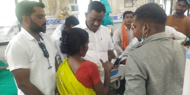 *काँग्रेस अहेरी विधानसभा क्षेत्राचे समन्वयक अजय कंकडालवार यांचा कडून सिकल सेल रुग्णाला आर्थिक मदत…!* मधुकर गोंगले, गडचिरोली जिल्हा प्रतिनिधी. मो. नं. 9420751809. अहेरी : तालुक्यातील महागाव येथील कु.माला पोच्या दुर्गे ( वय 17 )वर्षे सिकेल सेल बिमारीने खूपच त्याबेत बघडले आहे.माल्ला दुर्गेची आई उपचारासाठी त्यांना अहेरी उपजिल्हा रुग्णालयत भर्ती करण्यात आली.सदर विषय नागरिक व कार्यकर्त्यांकडून अजय कंकडालवार यांना माहिती सांगतच उपजिल्हा रुग्णालय येथे जाऊन डॉ.पेंदाम साहेबांन कडून त्यांच्या त्याबत बाबत जाणून घेतले.त्यावेळी दुर्गे यांचे नातेवाईकांनी त्यांचा आर्थिक अडचण बाबत सांगितले.काँग्रेस अहेरी विधानसभा क्षेत्राचे समन्वयक व माजी जि.प.अध्यक्ष तथा अहेरी बाजार समितीचे संचालक अजय कंकडालवार दुर्गे कुटुंबाची आर्थिक अडचण बघून एक हात पुढे करत त्या कुटुंबाला बाहेरच्या औषध व इतर खर्चासाठी आर्थिक मदत केले आहे. यावेळी कंकडालवार सोबत अहेरी पंचायत समितीचे माजी सभापती भास्कर तलांडे,माजी उपसरपंच अशोक येलमुले,अहेरी नगरपंचायतचे नगरसेवक प्रशांत गोडसेलवार,मरपल्ली ग्रामपंचायतचे माजी उपसरपंच कार्तिक तोगम,प्रमोद गोडसेलवार,नरेश गर्गमसह स्थानिक कार्यकर्ते तसेच दुर्गे परिवारातील नातेवाईक उपस्थित होते.