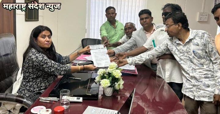 अंपग बांधवाच्या विविध मागण्यासाठी डॉ. उमेश वावरे यांनी सुरू केलेल्या आंदोलनाला यश, अखेर प्रशासनाने दिले आश्वासन.