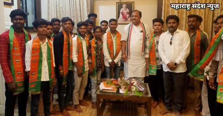 हिंगणघाट राष्ट्रवादी काँग्रेस आदिवासी आघाडीचे विवेक मडावी यांच्या सह असंख्य युवकांनी केला भाजपात प्रवेश.