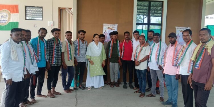 माजी जी. पं. अध्यक्षा भाग्यश्री ताई आत्राम यांच्या निवास्थानी भाग्यश्रीताई आत्राम यांच्या वर विश्वास ठेऊन लगाम येथील युवा कार्यकर्ता शाईन हकीम यांच्या प्रमुख उपस्थिती पक्ष प्रवेश जाहीर