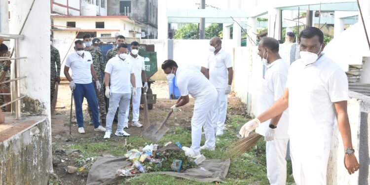 अहेरी सी. आर. एफ ९ बटालियन कडून  आलापल्ली येथे ग्राम स्वच्छता अभियान