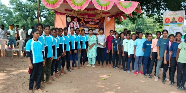 सिरोंचा येथे शाळकरी विध्यार्थीनीं क्रिकेट स्पर्धेचे आयोजन ताटामाठात संपन्न