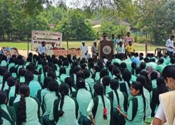 राणी दुर्गावती विद्यालय आलापल्ली येथे मोठ्या उत्साहात वीरांगना राणी दुर्गावतीजी यांची ५०० वि जयंती साजरी