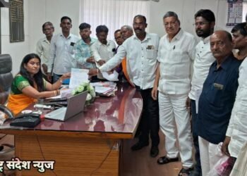 अल्लीपूर येथील भोगवटदार वर्ग 2 मधे असणाऱ्या शेतजमिनी वर्ग 1 मध्ये करण्याबाबत एसडीओ ना निवेदन.