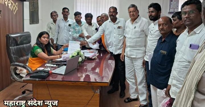 अल्लीपूर येथील भोगवटदार वर्ग 2 मधे असणाऱ्या शेतजमिनी वर्ग 1 मध्ये करण्याबाबत एसडीओ ना निवेदन.