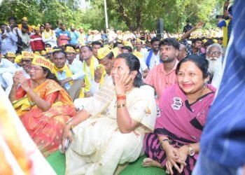 माजी जिल्हा परिषद अध्यक्ष तथा सिनेट सदस्य भाग्यश्री ताई आत्राम* *अहेरी विधानसभा क्षेत्रातून एक महिला पोहचल्या गडचिरोली आदिवासी आरक्षण बचाव कृती समितीच्या मोर्चे मध्ये सहभाग