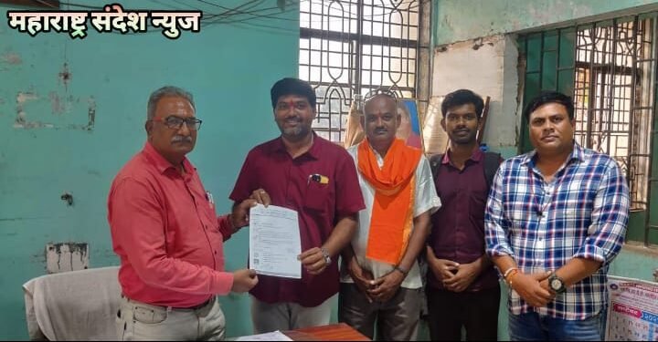 सावनेर एसटी महामंडळाच्या गाड्यांची संख्या व फेऱ्या वाढवा आगार व्यवस्थापकाला निवेदन.