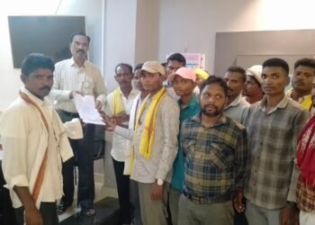 तुमिरकसा गावातील  शेतकऱ्यांना कासमपल्ली मासहत या नावाने सातबारा उपलब्ध करून द्या* *अहेरीचे तहसीलदार यांना गावकऱ्यातून दिले निवेदन*