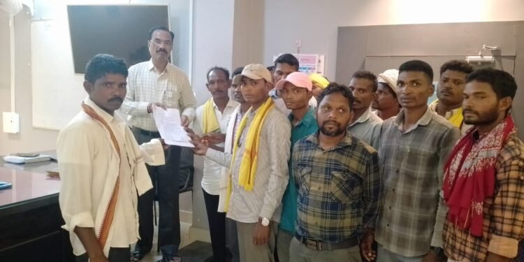 तुमिरकसा गावातील  शेतकऱ्यांना कासमपल्ली मासहत या नावाने सातबारा उपलब्ध करून द्या* *अहेरीचे तहसीलदार यांना गावकऱ्यातून दिले निवेदन*