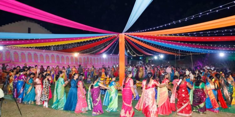 बल्लारपूर शहरात तेलगूवारी फाऊंडेशनचा वतीने “बतुकम्मा संबुरालू”मोठया उत्साहात साजरा