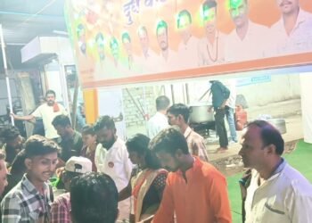 माता महाकाली दर्शनाला जाणाऱ्या भाविकांना. मनसे तर्फे दूध व पाणी वाटप.