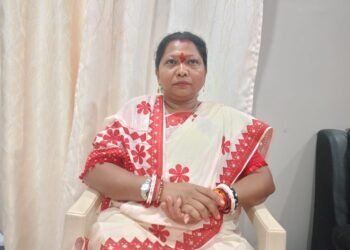 अहेरी विधानसभेची रणरागणी तथा भावी आमदार,माजी जिल्हा परिषद अध्यक्ष भाग्यश्री ताई आत्राम ( हलगेकर ) यांनी अहेरी विधानसभा क्षेत्रातील जनतेला दसरा व धम्मचक्र परिवर्तन दीनाच्या निमित्त हार्दिक शुभेच्छा दिल्या* मधुकर गोंगले, गडचिरोली जिल्हा प्रतिनिधी. मो. नं. 9420751809. अहेरी विधानसभेचे वाघीण, रणरागणी, भावी आमदार, माजी जिल्हा परिषद अध्यक्षा भाग्यश्रीताई आत्राम, हलगेकर तथा सामाजिक कार्यकर्ते युवा नेते ऋतुराज हलगेकर यांनी सर्व जनतेला मनातून,हुदयातून अंतःकरणातून आणि समस्त जनतेला दसरा व धम्मचक्र परिवर्तन दिनाच्या शुभेच्छा देऊन सुख समृद्ध राहण्याकरिता पार्थना केले आहे.