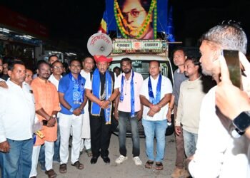 धम्म चक्र प्रवर्तन दिनी अहेरीत भीम रॅली* *मंत्री ना. धर्मराव बाबा आत्राम यांनी डॉ.बाबासाहेब आंबेडकर यांच्या रथाला अभिवादन केले