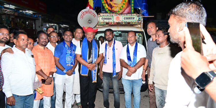 धम्म चक्र प्रवर्तन दिनी अहेरीत भीम रॅली* *मंत्री ना. धर्मराव बाबा आत्राम यांनी डॉ.बाबासाहेब आंबेडकर यांच्या रथाला अभिवादन केले