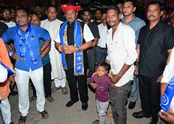 धम्म चक्र प्रवर्तन दिनी अहेरीत भीम रॅली* *मंत्री ना. धर्मराव बाबा आत्राम यांनी डॉ.बाबासाहेब आंबेडकर यांच्या रथाला अभिवादन केले.