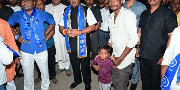 धम्म चक्र प्रवर्तन दिनी अहेरीत भीम रॅली* *मंत्री ना. धर्मराव बाबा आत्राम यांनी डॉ.बाबासाहेब आंबेडकर यांच्या रथाला अभिवादन केले.