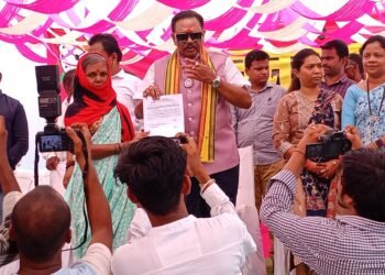 अन्न व प्रशासन मंत्री डॉ,धर्मराव बाबा आत्राम छलेवाडा येथील जनसंवाद कार्यक्रमात जनतेला मार्गदर्शन करतांना