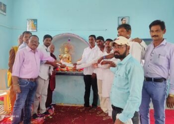 *न्यू स्टार बौध्द समाज मंडळ राजाराम कडून छल्लेवाडा येथील पंचशील बौध्द समाज मंडळाला धम्मदान करताना बौध्द समाजाचे अध्यक्ष साईनाथ दुर्गे व सचिव मधुकर गोंगले यांची उपस्थित* *बुद्ध मूर्तिचे प्रतिष्ठापणा पूज्यनीय भन्ते डॉ, अभय नायक तसेच भन्ते तिस्स बोधी, पूज्य भन्ते अनिरुद्ध नागपूर येथील प्रमुख उपस्थितीत यशस्वीरित्या पार* मधुकर गोंगले, गडचिरोली जिल्हा प्रतिनिधी. मो. नं. 9420751809. अहेरी तालुक्यातील छल्लेवाडा गावात प्रथमच तथागत भगवान गौतम व बुद्ध मूर्तिचे व भारतरत्न डॉ, बाबासाहेब आंबेडकर यांची प्रतिष्ठापणा करण्यात आले आहे. या कार्यक्रमात आवर्जून उपस्थित नागपूर येथील भन्ते डॉ,अभय नायक व भन्ते तिस्सा बोधी उपस्थित होते.या वेळी धम्मदान करताना छल्लेवाडा येथील पंचशील बौध्द मंडळाचे अध्यक्ष मनोहर भसारकर उपाध्यक्ष विलास बोरकर, सचिव लक्ष्मण जनगम, सहसचिव प्रभाकर जुमडे व भगवान दुर्गे, कोषाअध्यक्ष प्रभाकर दुर्गे व शंकर भासारकर, उपकोषाअध्यक्ष गुलाब देवगडे व तिरुपती दुर्गे, कार्यध्यक्ष राजाराम दुर्गे, मलय्या बोरकर, तिरुपती दुर्गे, वैकुंठम आकुदारी, अनमोल बोरकर, सुनील जनगम. सल्लगार सचिव, स्वामी जनगम, रवी दुर्गे, प्रवीण कुंबारे, अनिल दुर्गे, मंडळाचे सूत्रधार विठ्ठल भसारकर आदी उपस्थित होते तर, धम्मदान करतांना राजाराम येथील न्यू स्टार बौध्द मंडळाचे अध्यक्ष साईनाथ दुर्गे, सचिव तथा पत्रकार मधुकर गोंगले, पत्रकार बांधव जावेद अली, सुरेश दुर्गे, सामाजिक कार्यकर्ते तथा पत्रकार सुरेश मोतकुरवार, संतोष बोम्मावार उपस्थित होते.