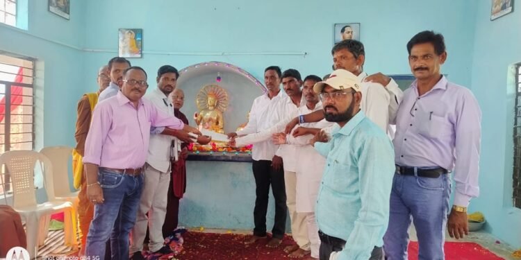 *न्यू स्टार बौध्द समाज मंडळ राजाराम कडून छल्लेवाडा येथील पंचशील बौध्द समाज मंडळाला धम्मदान करताना बौध्द समाजाचे अध्यक्ष साईनाथ दुर्गे व सचिव मधुकर गोंगले यांची उपस्थित* *बुद्ध मूर्तिचे प्रतिष्ठापणा पूज्यनीय भन्ते डॉ, अभय नायक तसेच भन्ते तिस्स बोधी, पूज्य भन्ते अनिरुद्ध नागपूर येथील प्रमुख उपस्थितीत यशस्वीरित्या पार* मधुकर गोंगले, गडचिरोली जिल्हा प्रतिनिधी. मो. नं. 9420751809. अहेरी तालुक्यातील छल्लेवाडा गावात प्रथमच तथागत भगवान गौतम व बुद्ध मूर्तिचे व भारतरत्न डॉ, बाबासाहेब आंबेडकर यांची प्रतिष्ठापणा करण्यात आले आहे. या कार्यक्रमात आवर्जून उपस्थित नागपूर येथील भन्ते डॉ,अभय नायक व भन्ते तिस्सा बोधी उपस्थित होते.या वेळी धम्मदान करताना छल्लेवाडा येथील पंचशील बौध्द मंडळाचे अध्यक्ष मनोहर भसारकर उपाध्यक्ष विलास बोरकर, सचिव लक्ष्मण जनगम, सहसचिव प्रभाकर जुमडे व भगवान दुर्गे, कोषाअध्यक्ष प्रभाकर दुर्गे व शंकर भासारकर, उपकोषाअध्यक्ष गुलाब देवगडे व तिरुपती दुर्गे, कार्यध्यक्ष राजाराम दुर्गे, मलय्या बोरकर, तिरुपती दुर्गे, वैकुंठम आकुदारी, अनमोल बोरकर, सुनील जनगम. सल्लगार सचिव, स्वामी जनगम, रवी दुर्गे, प्रवीण कुंबारे, अनिल दुर्गे, मंडळाचे सूत्रधार विठ्ठल भसारकर आदी उपस्थित होते तर, धम्मदान करतांना राजाराम येथील न्यू स्टार बौध्द मंडळाचे अध्यक्ष साईनाथ दुर्गे, सचिव तथा पत्रकार मधुकर गोंगले, पत्रकार बांधव जावेद अली, सुरेश दुर्गे, सामाजिक कार्यकर्ते तथा पत्रकार सुरेश मोतकुरवार, संतोष बोम्मावार उपस्थित होते.