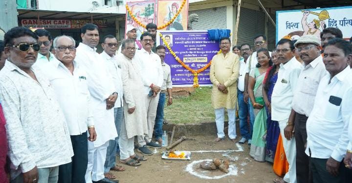 क्रांतिवीर शहीद वीर बिरसामुंडा चौक सौंदर्यीकरणाचे आ. सुभाष धोटेंच्या हस्ते भुमिपुजन.