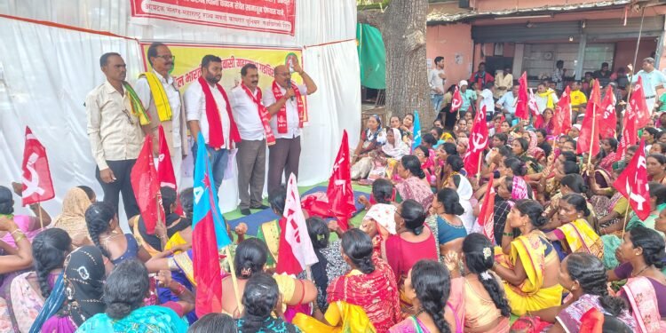 भारतीय कम्युनिष्ठ पार्टी अहेरी विधानसभा कडून एटापल्ली  इथे भव्य धरणे आंदोलन झाले यामध्ये शेकडो नागरिक उपस्थित होते*
