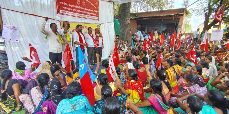 भारतीय कम्युनिष्ठ पार्टी अहेरी विधानसभा कडून एटापल्ली इथे भव्य धरणे आंदोलन झाले यामध्ये शेकडो नागरिक उपस्थित होते*