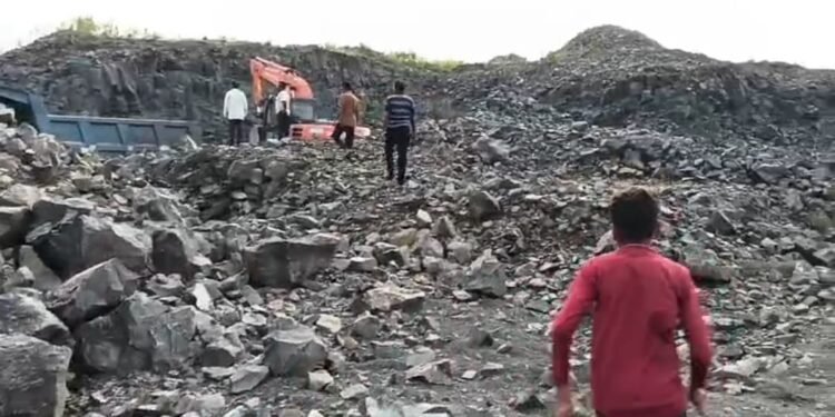 हिंगणघाट तालुक्यातील मौजा सावली (वाघ) येथील शासकीय जागेवर गौण खनिज शासकीय नियम बाजूला ठेवून उत्खनन सुरू.