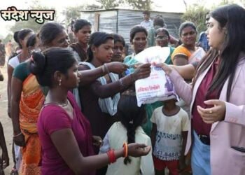 गोरगरीब बांधवांची दिवाळी आनंदात साजरी व्हावी म्हणून अंबिका सोशल फाउंडेशनच्या वतीने रवा साखर वाटप.