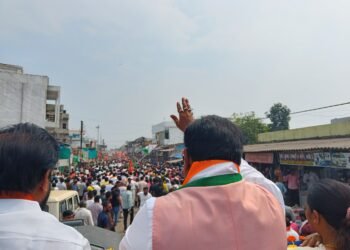 मोठ्या जनसमुदायाच्या साक्षीने नामांकन दाखल* *धर्मराव बाबा आगे बडोच्या जयघोषणी अहेरी नगरी दुमदुमली