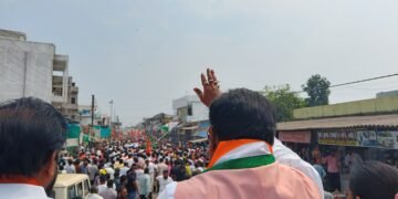 मोठ्या जनसमुदायाच्या साक्षीने नामांकन दाखल* *धर्मराव बाबा आगे बडोच्या जयघोषणी अहेरी नगरी दुमदुमली