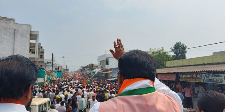 मोठ्या जनसमुदायाच्या साक्षीने नामांकन दाखल* *धर्मराव बाबा आगे बडोच्या जयघोषणी अहेरी नगरी दुमदुमली