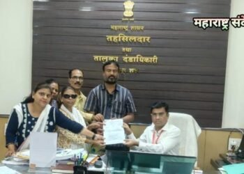 देवेंद्र फडणवीस यांच्या नामांकन रॅलीत डॉ. बाबासाहेब आंबेडकर यांच्या पुतळ्याला अभिवादन करताना लावण्यात आले जय श्रीराम चे नारे.