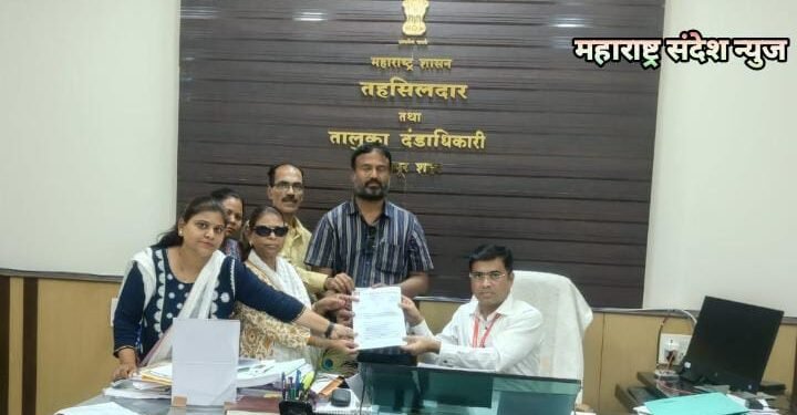 देवेंद्र फडणवीस यांच्या नामांकन रॅलीत डॉ. बाबासाहेब आंबेडकर यांच्या पुतळ्याला अभिवादन करताना लावण्यात आले जय श्रीराम चे नारे.