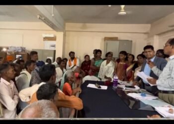 कामगार नेते डॉ. उमेश वावरे यांच्या नेतृत्वात जिल्हाधिकारी वर्धा यांना समुद्रपूरचे तहसीलदार यांच्या मार्फत निवेदन.