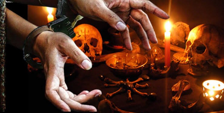 वर्धा जिल्हात जादुटोण्या संशयावरून शेतकऱ्याचा गळा चिरून हत्येचा प्रयत्न, पण बिडी बंडलच्या कवर वरुन पोलिसांनी आरोपीला  ठोकल्या बेड्या