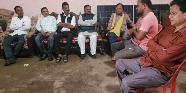 सुखा दुःखात धावून जाणारे लोकप्रिय मा.खा.अशोक नेते यांची पेंढरी ता.धानोरा जि. गडचिरोली येथे घेतली येरमे परिवारांची घेतली सांत्वना भेट.