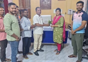 दीपावली व भाऊबीजेच्या औचित्य साधून सामाजिक कार्यकर्ते तथा जनकल्याण समाजोन्नती अन्याय, भ्रष्टाचार निवारण समितीचे जिल्हाध्यक्ष संतोषभाऊ ताटीकोंडावार यांनी उप पोलीस स्टेशन रेपणपल्ली येथे भेट