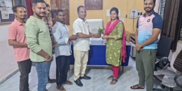 दीपावली व भाऊबीजेच्या औचित्य साधून सामाजिक कार्यकर्ते तथा जनकल्याण समाजोन्नती अन्याय, भ्रष्टाचार निवारण समितीचे जिल्हाध्यक्ष संतोषभाऊ ताटीकोंडावार यांनी उप पोलीस स्टेशन रेपणपल्ली येथे भेट