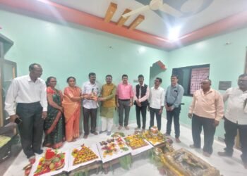 _मा. खा. अशोकजी नेते यांनी भाजपा तालुका महामंत्री विनोदजी गौरकर यांच्या नव्या घराच्या वास्तुपूजनानिमित्त सदिच्छा भेट दिली