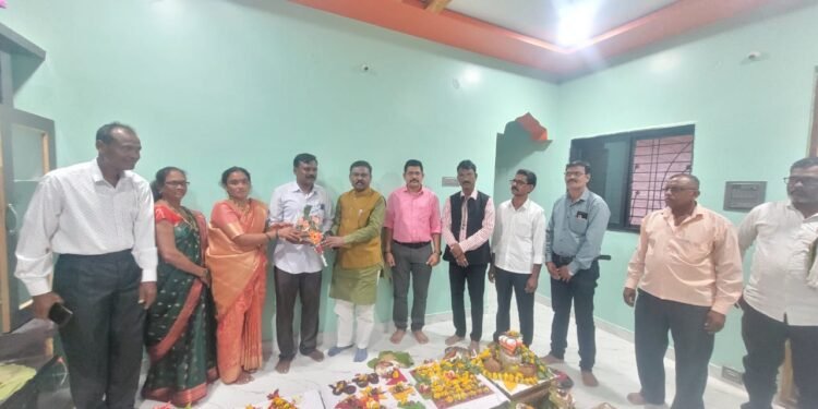 _मा. खा. अशोकजी नेते यांनी भाजपा तालुका महामंत्री विनोदजी गौरकर यांच्या नव्या घराच्या वास्तुपूजनानिमित्त सदिच्छा भेट दिली