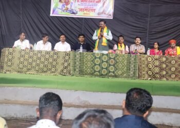 _मा.खा.अशोकजी नेते यांची  श्रीकृष्णनगर / श्रीनिवासपूर येथे कालीमाता पुजन निमित्त दर्शन व गावकऱ्यांशी संवाद साधला