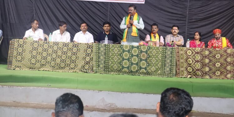 _मा.खा.अशोकजी नेते यांची श्रीकृष्णनगर / श्रीनिवासपूर येथे कालीमाता पुजन निमित्त दर्शन व गावकऱ्यांशी संवाद साधला